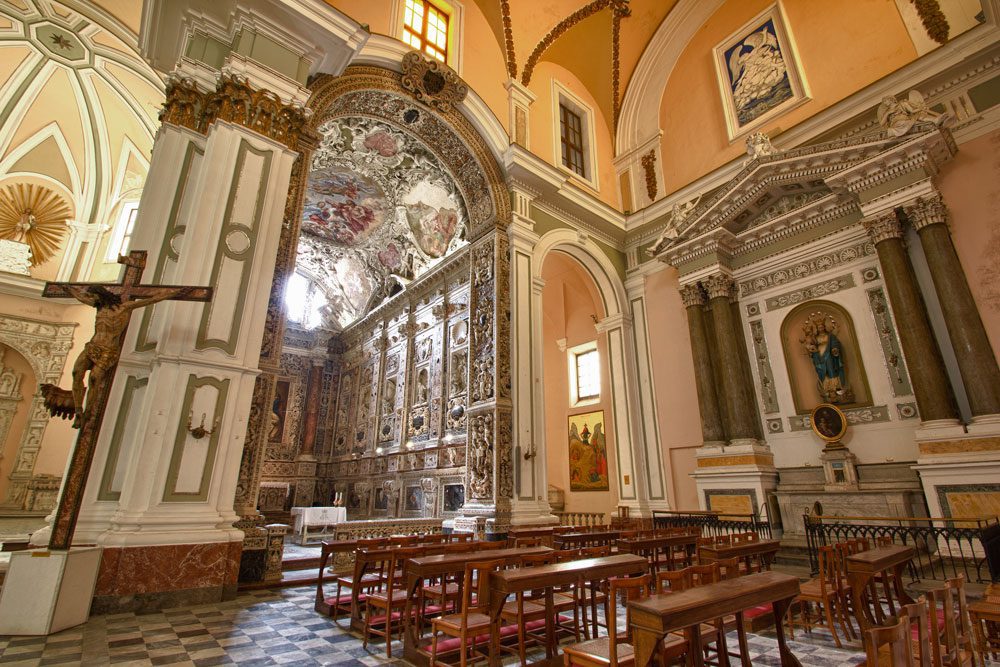 Cappella del SS. Rosario con marmi mischi nella chiesa di S. Mamiliano