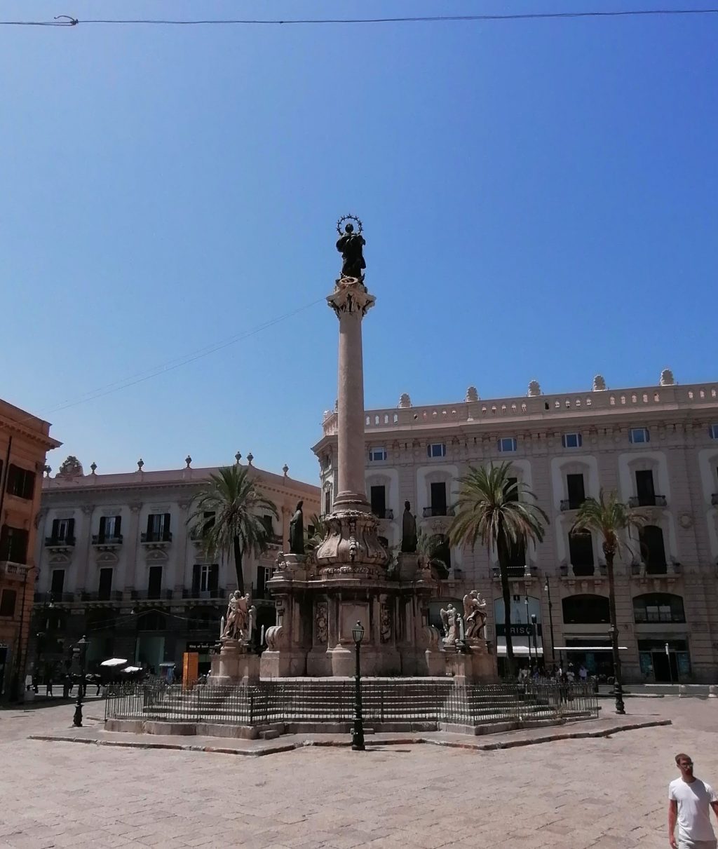 Piazza San Domenico con al centro la Colonna dell'Immacolata