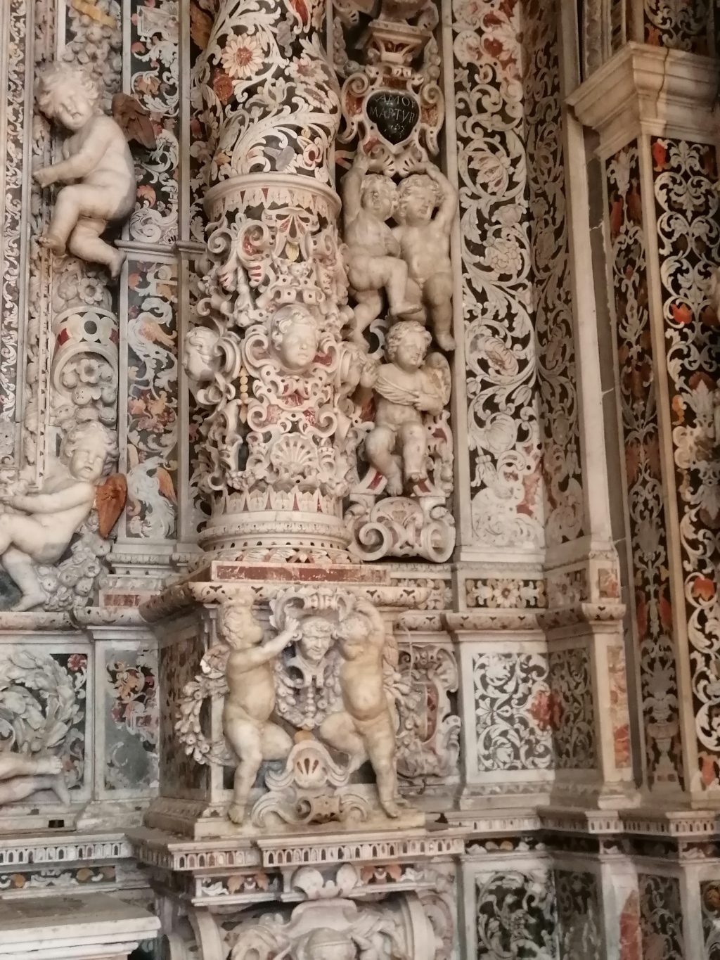Dettaglio della decorazione marmorea della Cappella di San Giuseppe