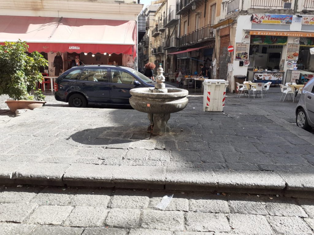 Fontana al centro della piazza